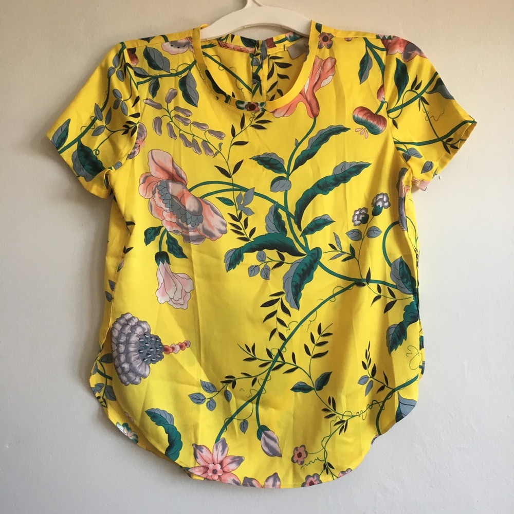 Lovely yellow LOFT top with flower pattern